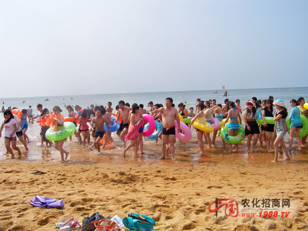 海灘嬉戲