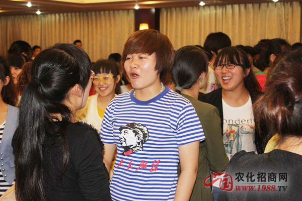 按照老師要求學(xué)員找搭檔