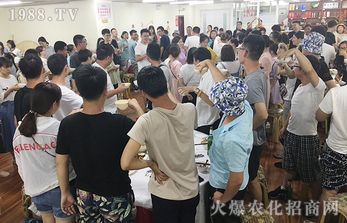 在另一片天空下,留下我們的腳印