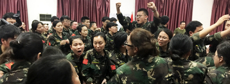 人生路，堅持方能成功，困難途中，攜手便是天堂！