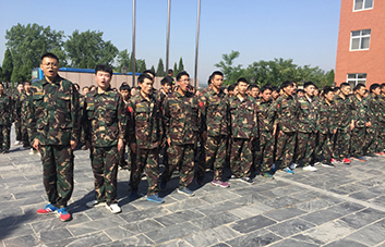 軍訓現(xiàn)場，教官逐個檢查軍姿標準！